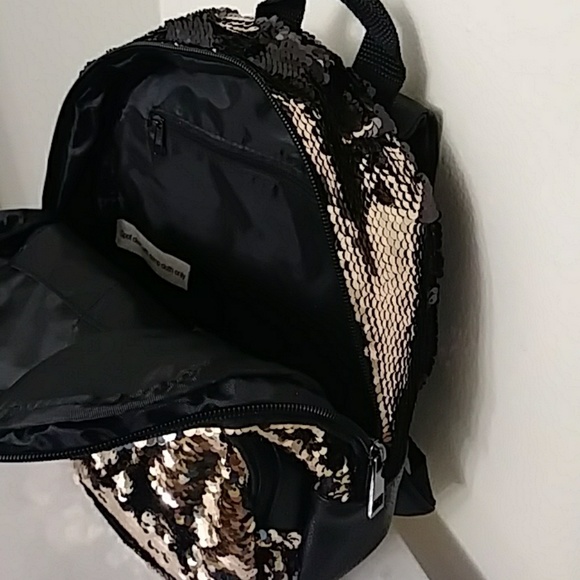 FUN & ADORABLE BACKPACK - Picture 8 of 8